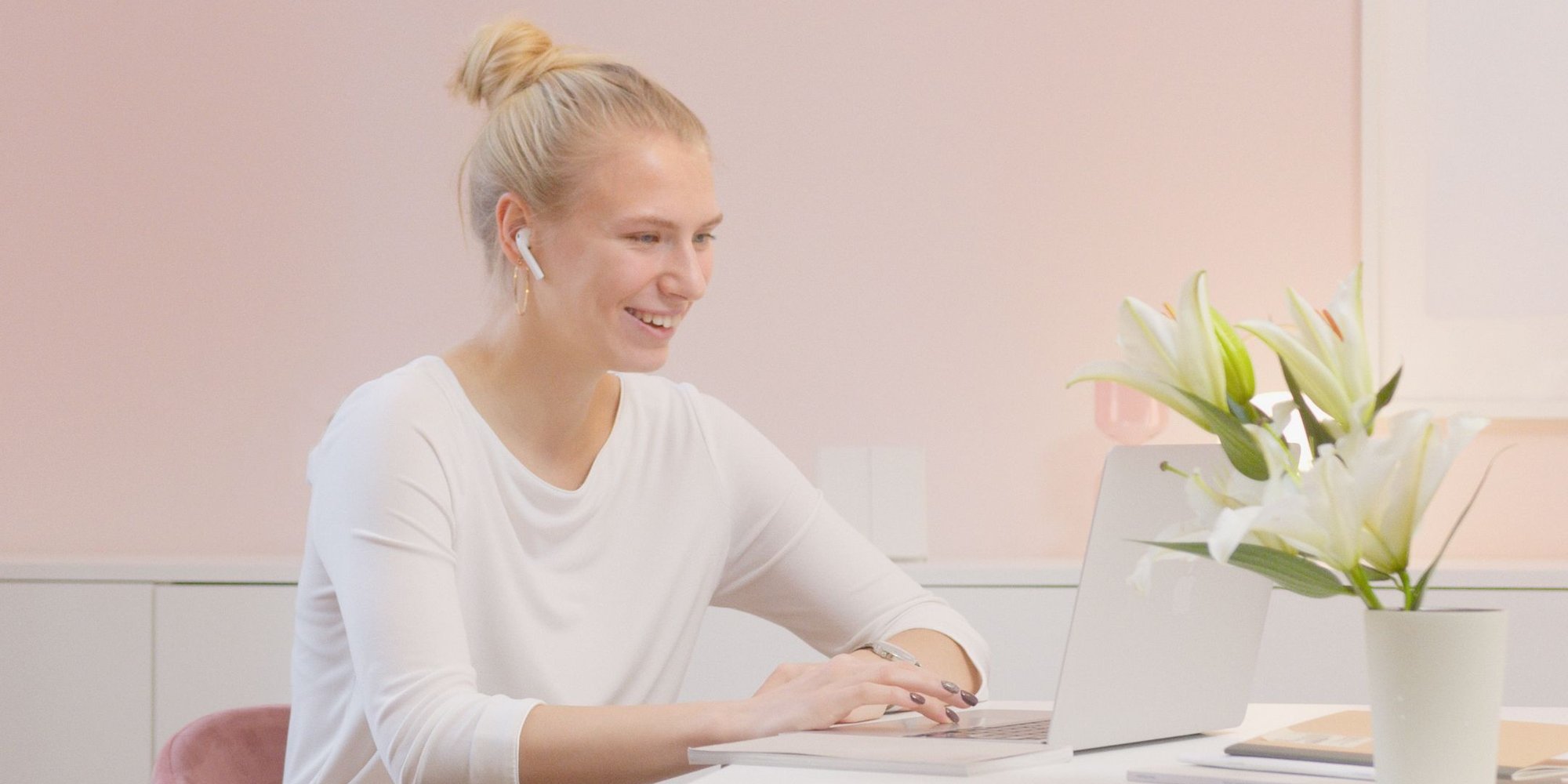 aluna estudando em casa durante a aula online