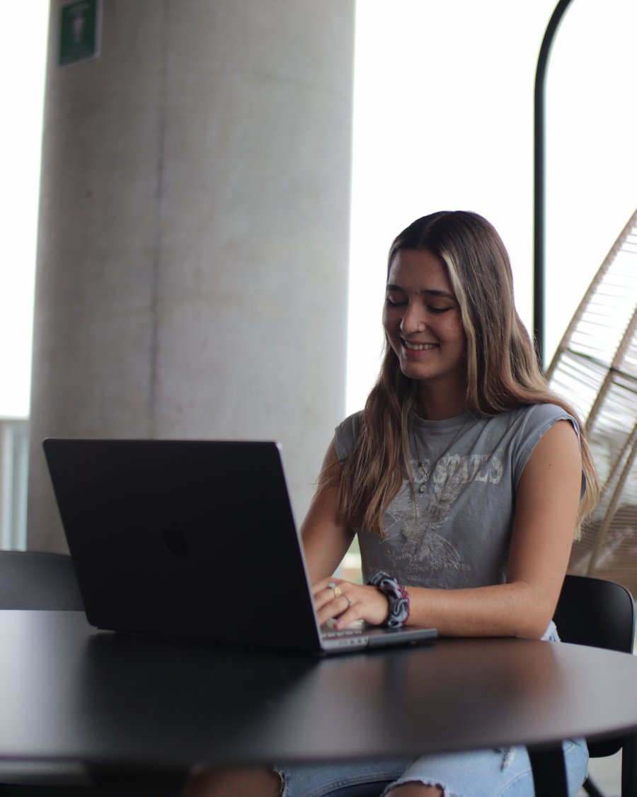 estudante concentrada no notebook escolhendo como vai estudar